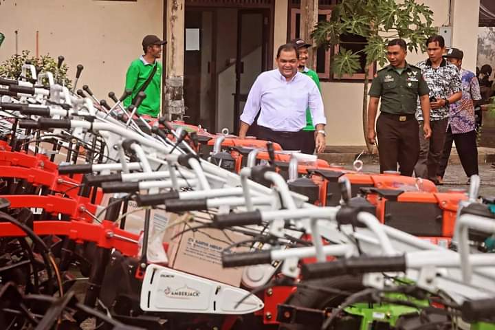 Mempermudah Bertani, Bupati Semarang Serahkan Bantuan Traktor untuk Petani