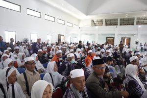 Isak Tangis Bahagia Warnai Kedatangan Jamaah Haji Kloter 64 Demak