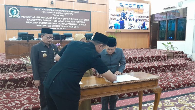 Sidang Paripurna DPRD Demak Tetapkan Empat Raperda Menjadi Peraturan Daerah