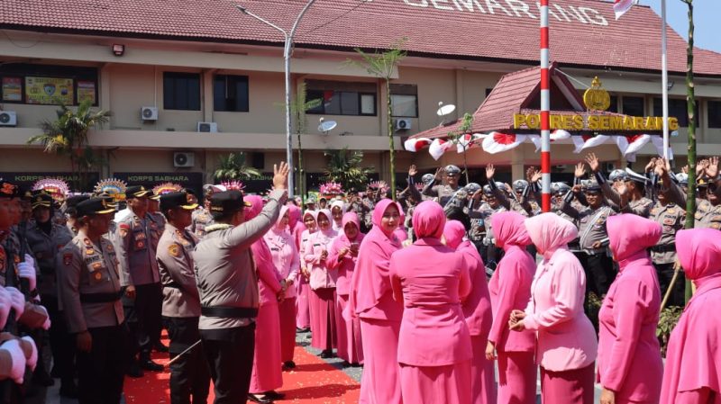 Pergantian Kapolres Semarang AKBP Achmad Oka Serah Terima Dengan AKBP Ike Yulianto Ditandai Upacara Farewell Parade Dan Tradisi Pedang Pora.