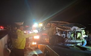 Sebuah Minibus Terbakar Di Tol Ungaran, Diduga Konsleting Dari Dalam Mesin.