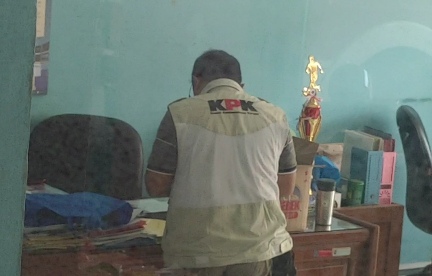 Buntut Penggeledahan Kantor Wali Kota Semarang, Tim Penyidik KPK Geledah Kantor Damkar Semarang.