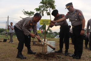 Pelaksanaan Praktek Kerja Profesi Serdik Sespimma Angkatan 71 Di Polres Semarang Menggelar Bakti Sosial.