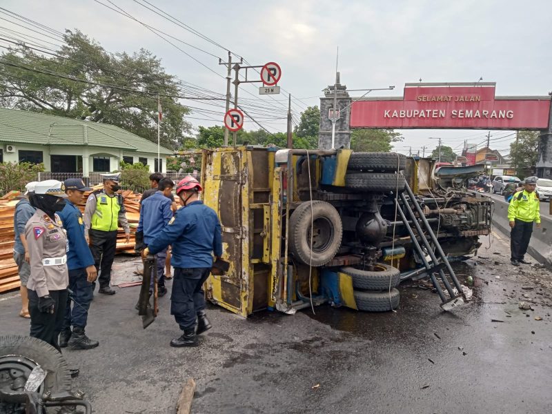 Truk Muat Kayu Terguling Diperbatasan Kab. Semarang, Diduga Sopir Mengantuk.