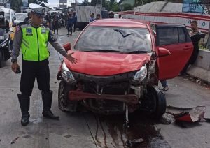 Kecelakaan Trailer Muatan Pakan Hewan di Exit Tol Bawen, Diduga Rem Blong.