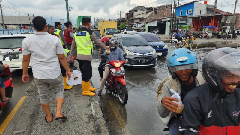 Terjebak Kemacetan Di Jalur Pantura Jelang Berbuka puasa, Polsek Sayung Bagikan Takjil Gratis