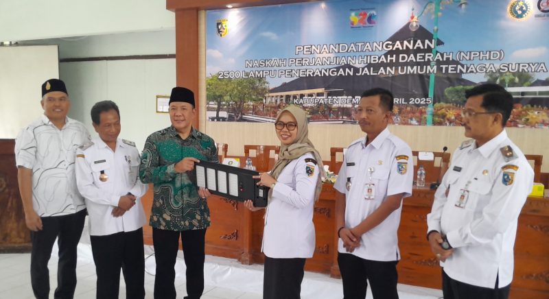 Teken Kontrak Dana Hibah, 2500 PJU Panel Surya Siap Dipasang di Demak