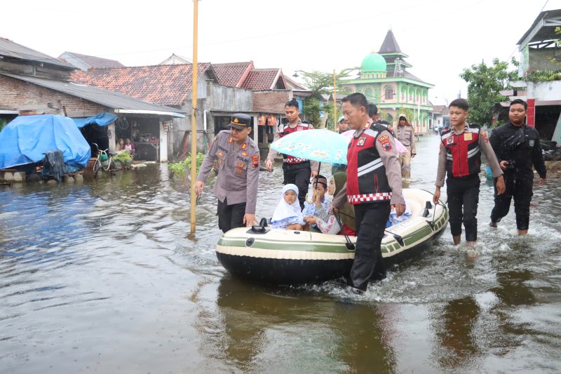 Banjir Landa Demak, Polisi Antar Jemput Siswa Sekolah Pakai Perahu