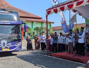Jelang Berangkat ke Tanah Suci, Jemaah Haji Demak Lestarikan Tradisi Mengelilingi Alun-Alun